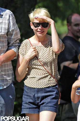 Michelle Williams shaded herself from the sun at the Bronx Zoo.
Michelle Williams shaded herself from the sun at the Bronx Zoo.