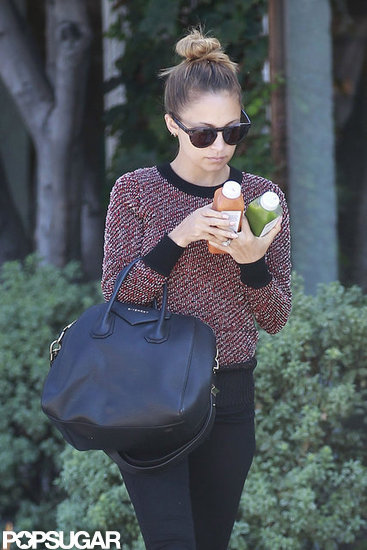 Nicole Richie had her hands full with some fresh juices in LA.
Nicole Richie had her hands full with some fresh juices in LA.