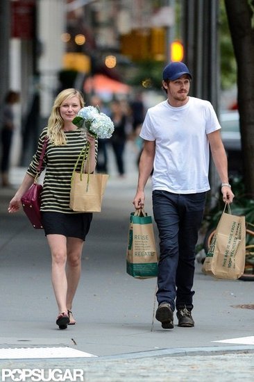 Kirsten Dunst picked up flowers with Garrett Hedlund in NYC. Kirsten Dunst picked up flowers with Garrett Hedlund in NYC.