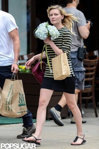 Kirsten Dunst carried flowers out of Whole Foods.
Kirsten Dunst carried flowers out of Whole Foods.