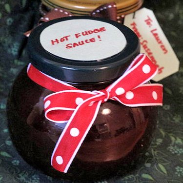 Easy Homemade Holiday Gift: Hot Fudge Sauce