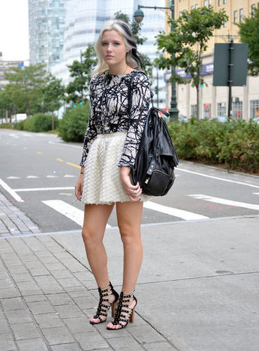 Note: strappy cage sandals can add instant dynamic to your street style.
Note: strappy cage sandals can add instant dynamic to your street style.