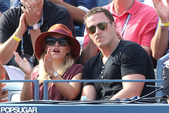 Elisha Cuthbert wore a large diamond engagement ring. Elisha Cuthbert wore a large diamond engagement ring.