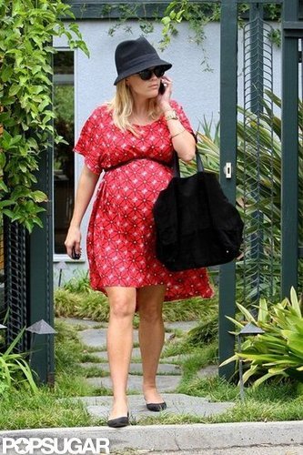 Pregnant Reese Witherspoon ran errands.
Pregnant Reese Witherspoon ran errands.