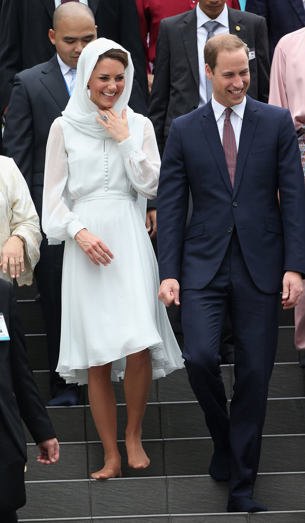 Kate Middleton Smiles Big and Goes Barefoot Visiting Malaysian Mosque Kate Middleton Smiles Big and Goes Barefoot Visiting Malaysian Mosque