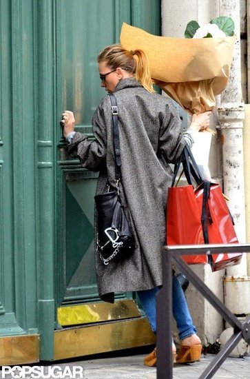 Scarlett Johansson Wraps Up a Parisian Shopping Spree Scarlett Johansson Wraps Up a Parisian Shopping Spree