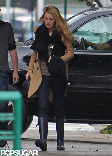 Blake Lively Brings Her Ring and a Smile to the Rainy Gossip Girl Set Blake Lively Brings Her Ring and a Smile to the Rainy Gossip Girl Set