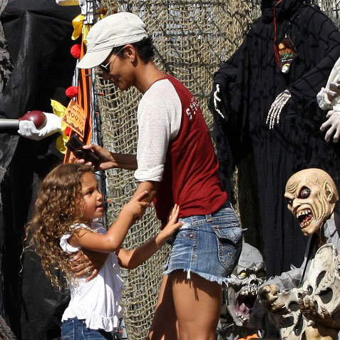 Halle Berry and Nahla Shopping For Halloween Costumes
