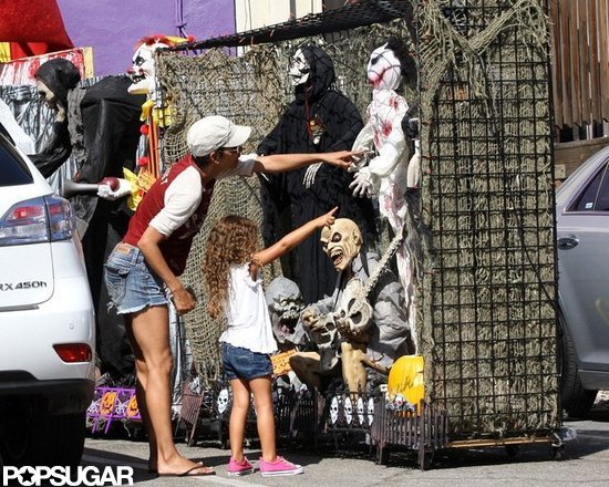 Halle Berry and Nahla stopped at a Halloween store in LA.
Halle Berry and Nahla stopped at a Halloween store in LA.