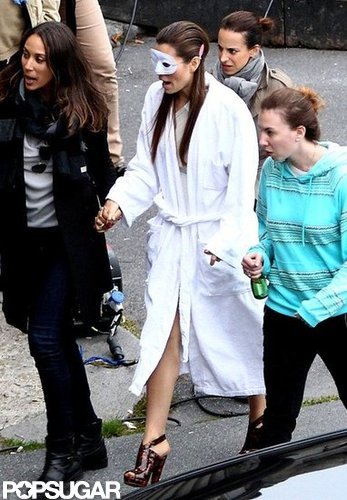 Jessica Biel got a hand as she headed to the set of a photo shoot.
Jessica Biel got a hand as she headed to the set of a photo shoot.