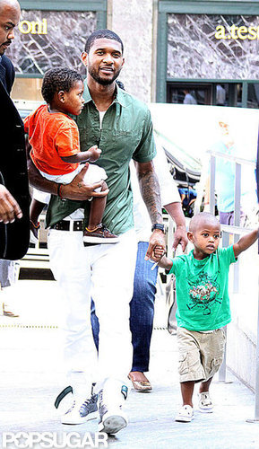 In August 2010, Naviyd and Usher V accompanied their dad to his performance on the CBS Early Show.
In August 2010, Naviyd and Usher V accompanied their dad to his performance on the CBS Early Show.