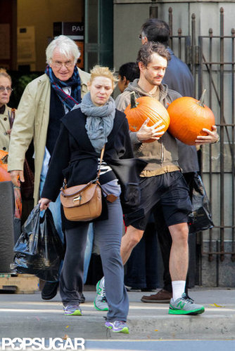 Claire Danes and Hugh Dancy carried pumpkins out of a market in Toronto.
Claire Danes and Hugh Dancy carried pumpkins out of a market in Toronto.