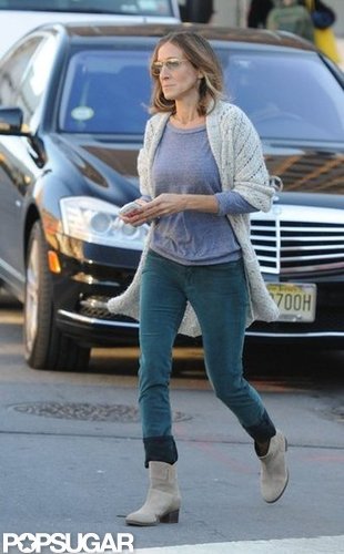 Sarah Jessica Parker wore skinny jeans and a cozy sweater.
Sarah Jessica Parker wore skinny jeans and a cozy sweater.