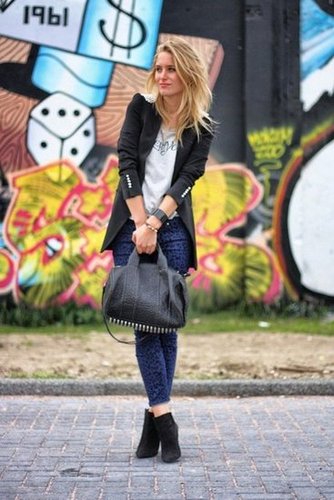 Printed pants are still pretty major for Fall — play to the trend with print on bottom and a fitted blazer on top to temper the statement power.
Source: Lookbook.nu
Printed pants are still pretty major for Fall — play to the trend with print on bottom and a fitted blazer on top to temper the statement power.
Source: Lookbook.nu