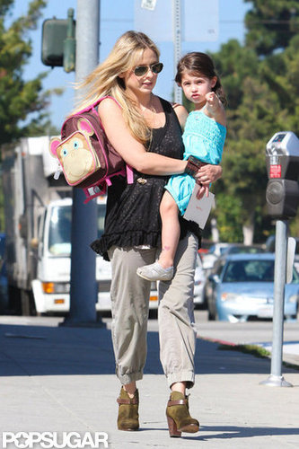 Sarah Michelle Gellar carried a backpack and Charlotte Prinze.
Sarah Michelle Gellar carried a backpack and Charlotte Prinze.