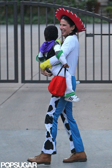 Sandra Bullock gave Louis a lift to the car.
Sandra Bullock gave Louis a lift to the car.