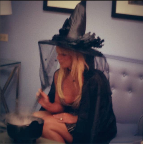 Britney Spears wrapped herself in a cape and hat backstage at The Tonight Show in LA on Monday.
Source: Facebook user Britney Spears
Britney Spears wrapped herself in a cape and hat backstage at The Tonight Show in LA on Monday.
Source: Facebook user Britney Spears