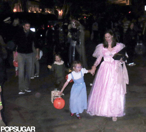 Jennifer Garner, Ben Affleck, Violet and Seraphina all wore costumes from Wizard of Oz to go trick or treating in Malibu on Halloween.
Jennifer Garner, Ben Affleck, Violet and Seraphina all wore costumes from Wizard of Oz to go trick or treating in Malibu on Halloween.