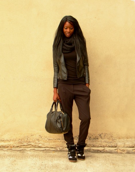 http://stylesbyassitan.blogspot.fr/2012/11/look-cosy-les-sneakers-compensees.html