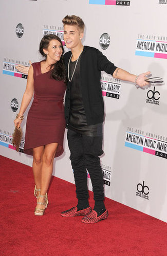Justin Bieber was accompanied by his mom on the red carpet.
Justin Bieber was accompanied by his mom on the red carpet.