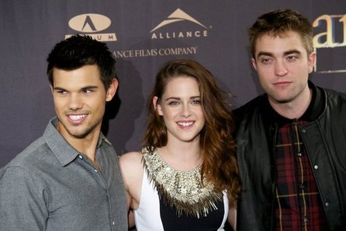 Taylor Lautner, Kristen Stewart and Robert Pattinson were in Madrid to promote Breaking Dawn — Part 2.
Taylor Lautner, Kristen Stewart and Robert Pattinson were in Madrid to promote Breaking Dawn — Part 2.