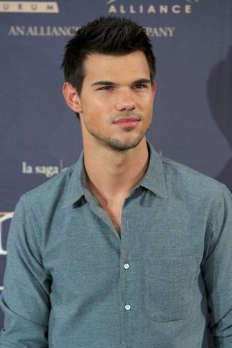 Taylor Lautner was out in Madrid.
Taylor Lautner was out in Madrid.