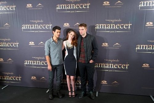 Taylor Lautner, Kristen Stewart and Robert Pattinson posed for photos at the Breaking Dawn — Part 2 photo call in Madrid.
Taylor Lautner, Kristen Stewart and Robert Pattinson posed for photos at the Breaking Dawn — Part 2 photo call in Madrid.
