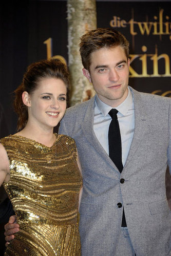 Kristen Gets Glam in Gold Alongside Taylor and Rob Kristen Gets Glam in Gold Alongside Taylor and Rob