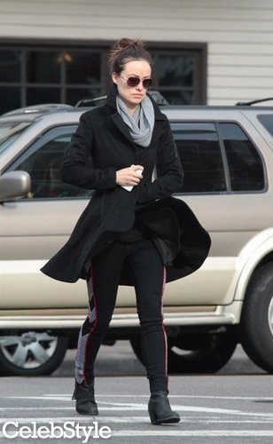 Olivia stepped out in a flared black peacoat, print-paneled Rag & Bone leggings ($286), black ankle boots, classic aviators, and a ribbed scarf.
9141076
Olivia stepped out in a flared black peacoat, print-paneled Rag & Bone leggings ($286), black ankle boots, classic aviators, and a ribbed scarf.
9141076