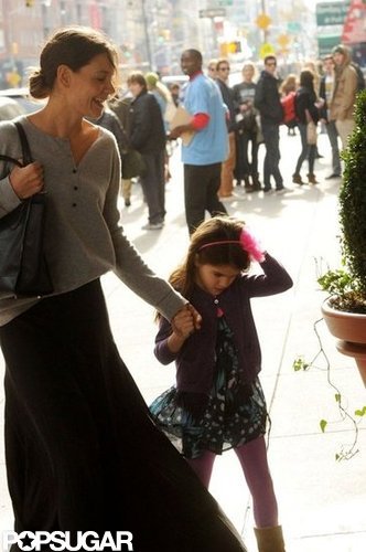 Katie Holmes Gives Suri Cruise a Kiss on the Subway Katie Holmes Gives Suri Cruise a Kiss on the Subway