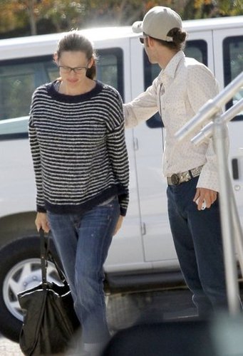 Jennifer Garner hopped out of a van.
Jennifer Garner hopped out of a van.