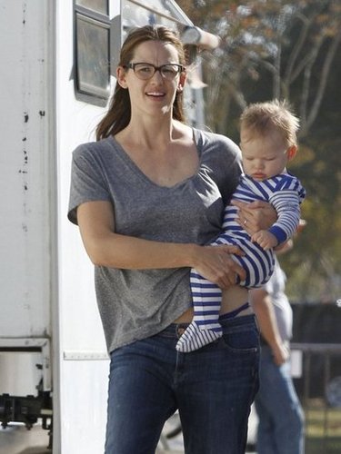 Jennifer Garner Plays Mom on Set With Sera and Samuel Jennifer Garner Plays Mom on Set With Sera and Samuel