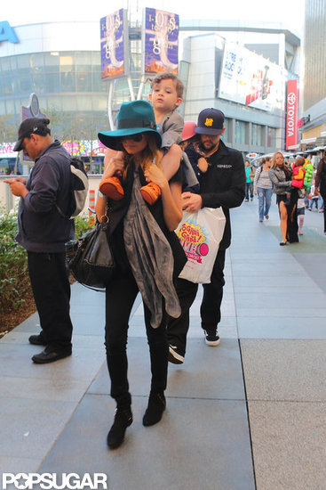 Nicole Richie had Sparrow Madden on her shoulders while Joel Madden carried Harlow to the Yo Gabba Gabba show in LA.
Nicole Richie had Sparrow Madden on her shoulders while Joel Madden carried Harlow to the Yo Gabba Gabba show in LA.