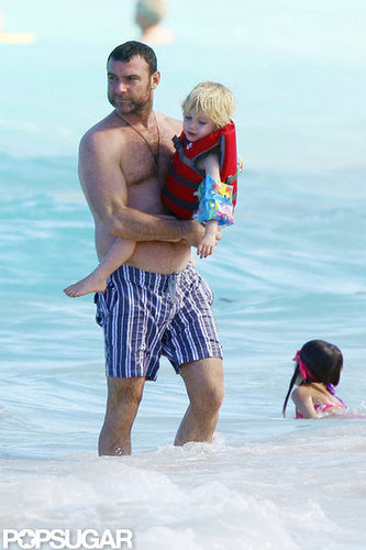 Naomi Splashes Around in a Bikini With Shirtless Liev Schreiber & Sons Naomi Splashes Around in a Bikini With Shirtless Liev Schreiber & Sons