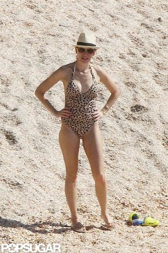 Naomi Splashes Around in a Bikini With Shirtless Liev Schreiber & Sons Naomi Splashes Around in a Bikini With Shirtless Liev Schreiber & Sons