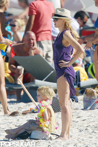 Naomi Splashes Around in a Bikini With Shirtless Liev Schreiber & Sons Naomi Splashes Around in a Bikini With Shirtless Liev Schreiber & Sons
