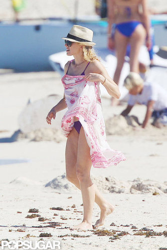 Naomi Splashes Around in a Bikini With Shirtless Liev Schreiber & Sons Naomi Splashes Around in a Bikini With Shirtless Liev Schreiber & Sons