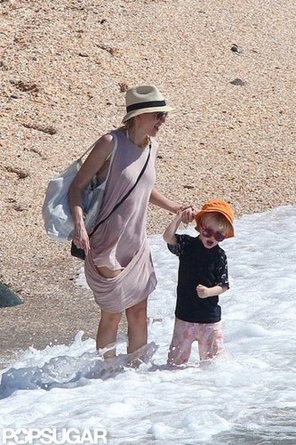 Naomi Splashes Around in a Bikini With Shirtless Liev Schreiber & Sons Naomi Splashes Around in a Bikini With Shirtless Liev Schreiber & Sons