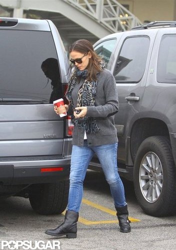 Jennifer Garner rocked a leopard scarf.
Jennifer Garner rocked a leopard scarf.