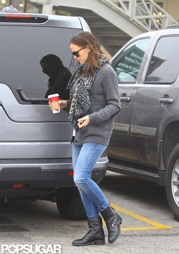 Jennifer Garner sported a gray sweater.
Jennifer Garner sported a gray sweater.