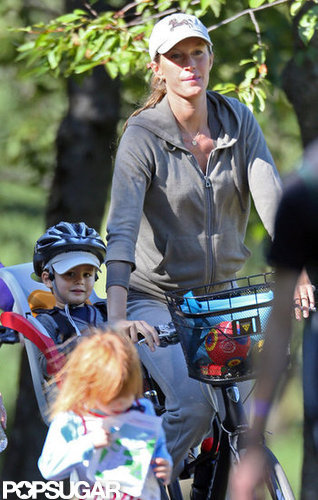 Gisele Bündchen and Benjamin Brady rode a bicycle in Boston together in September.
Gisele Bündchen and Benjamin Brady rode a bicycle in Boston together in September.