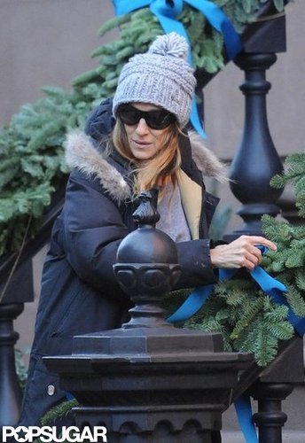 Sarah Jessica Parker tried to stay warm while decorating her home.
Sarah Jessica Parker tried to stay warm while decorating her home.