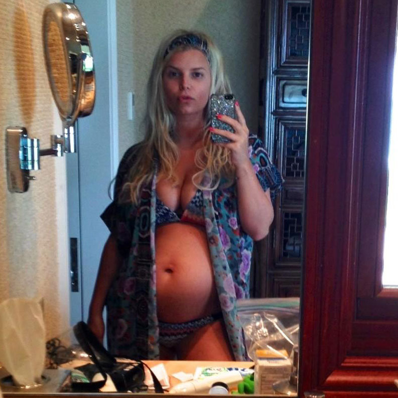 Jessica Simpson showed off her second baby belly with a selfie portrait while vacationing in Hawaii.
Source: Twitter user JessicaSimpson
Jessica Simpson showed off her second baby belly with a selfie portrait while vacationing in Hawaii.
Source: Twitter user JessicaSimpson