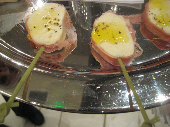 Prosciutto-Wrapped Mozzarella Skewers Prosciutto-Wrapped Mozzarella Skewers