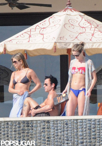 Jennifer Aniston Kisses Justin Poolside During a Bikini-Filled NYE Jennifer Aniston Kisses Justin Poolside During a Bikini-Filled NYE