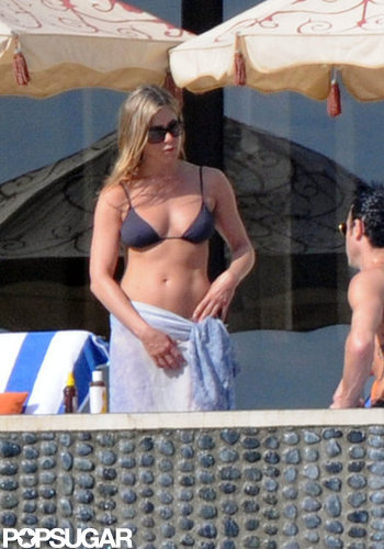 Jennifer Aniston Kisses Justin Poolside During a Bikini-Filled NYE Jennifer Aniston Kisses Justin Poolside During a Bikini-Filled NYE