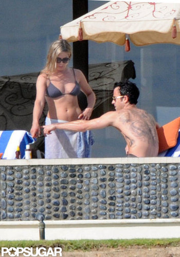 Jennifer Aniston Kisses Justin Poolside During a Bikini-Filled NYE Jennifer Aniston Kisses Justin Poolside During a Bikini-Filled NYE