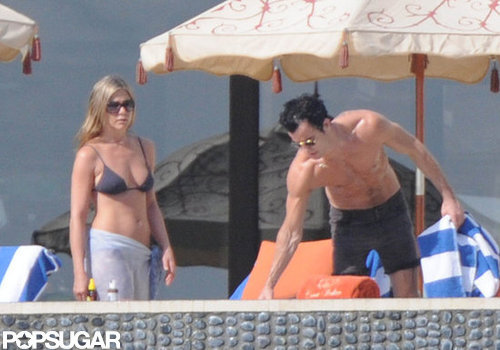 Jennifer Aniston Kisses Justin Poolside During a Bikini-Filled NYE Jennifer Aniston Kisses Justin Poolside During a Bikini-Filled NYE