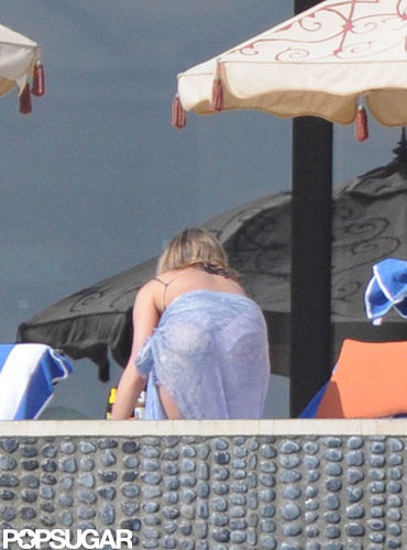 Jennifer Aniston Kisses Justin Poolside During a Bikini-Filled NYE Jennifer Aniston Kisses Justin Poolside During a Bikini-Filled NYE