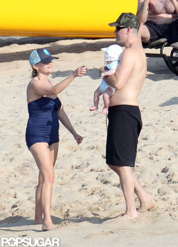 Reese Witherspoon wore a swimsuit on the beach in Hawaii with husband Jim Toth and baby Tennessee.
Reese Witherspoon wore a swimsuit on the beach in Hawaii with husband Jim Toth and baby Tennessee.